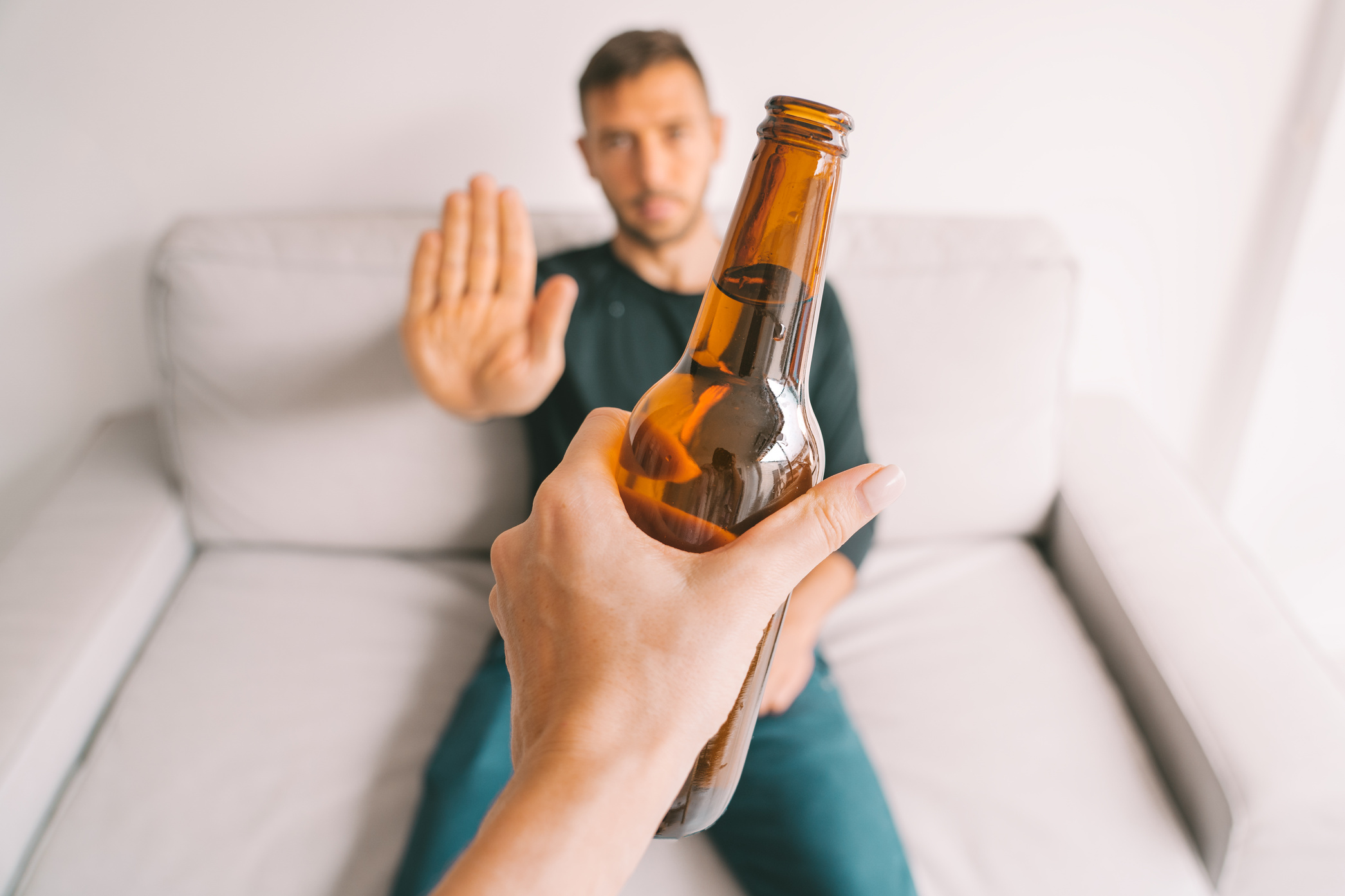 En person siger stop til et tilbudt glas alkohol